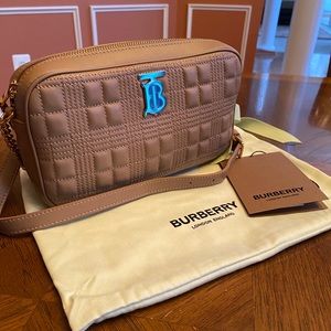 BURBERRY QUILTED CAMERA BAG//👜 (offers accepted)